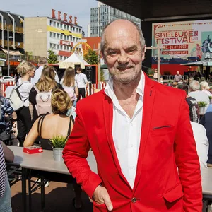 Littmann in roten Jackett auf dem belebten Spielbudenplatz