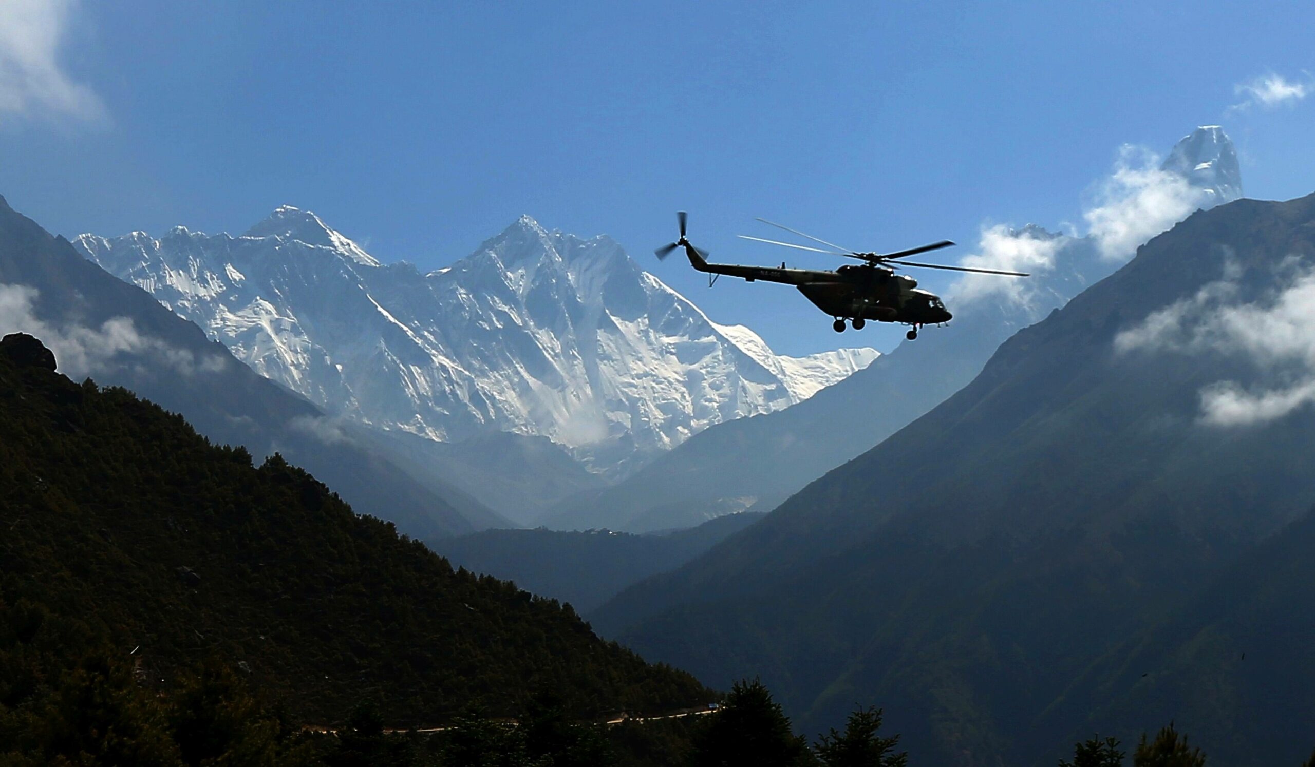 Helikopter vor dem Mount Everest (l., Symbolbild).