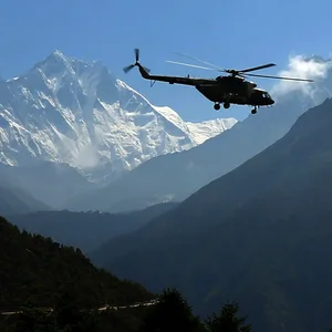 Helikopter vor dem Mount Everest (l., Symbolbild).