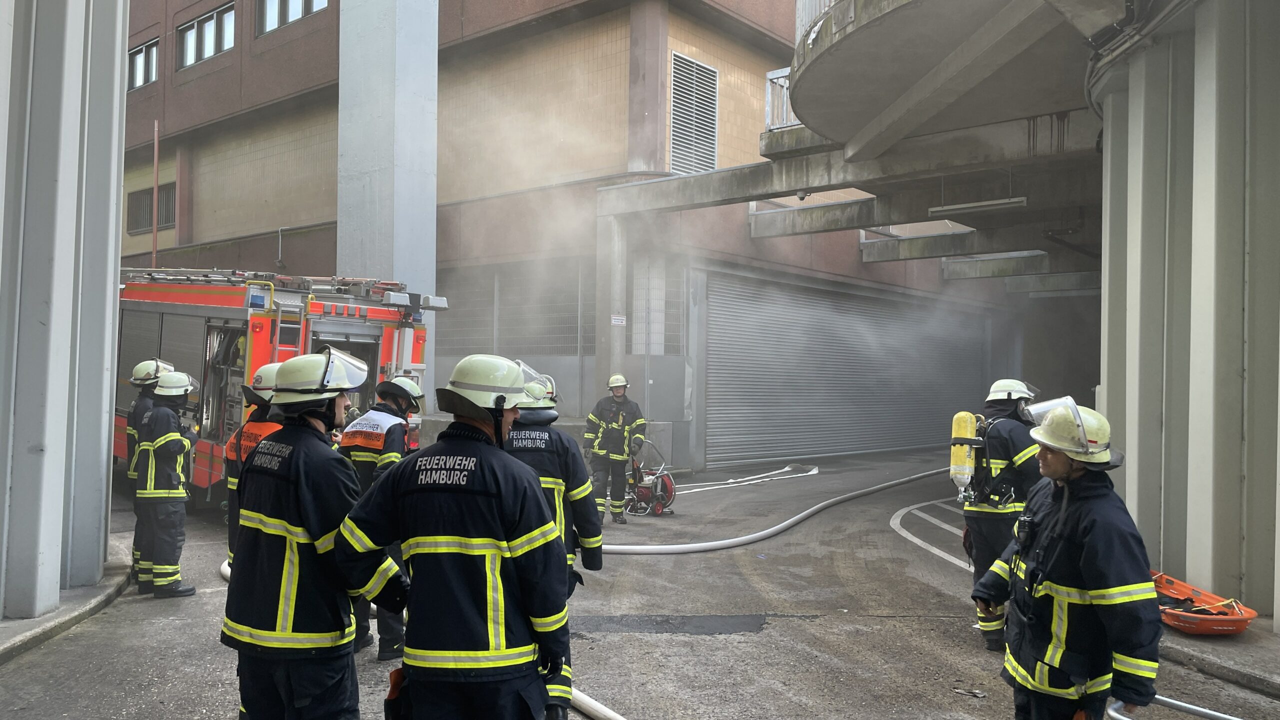 Rauch quillt aus dem Untergeschoss des Einkaufszentrums