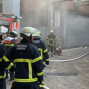 Rauch quillt aus dem Untergeschoss des Einkaufszentrums