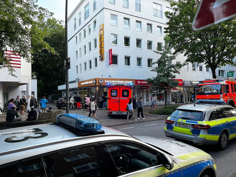 Am frühen Sonntagabend ist ein Autofahrer in einen Dönerladen an der Osterstraße gekracht.