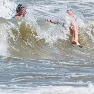 Badende in der Ostsee (Symbolbild). In den vergangenen Tagen kam es zu mehreren Unfällen im Wasser.