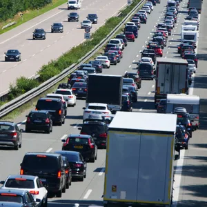Der Reiseverkehr der Sommerferien hat begonnen. Hier: Stau auf der A1 in Richtung Ostsee, Höhe Bad Oldesloe am Samstag.