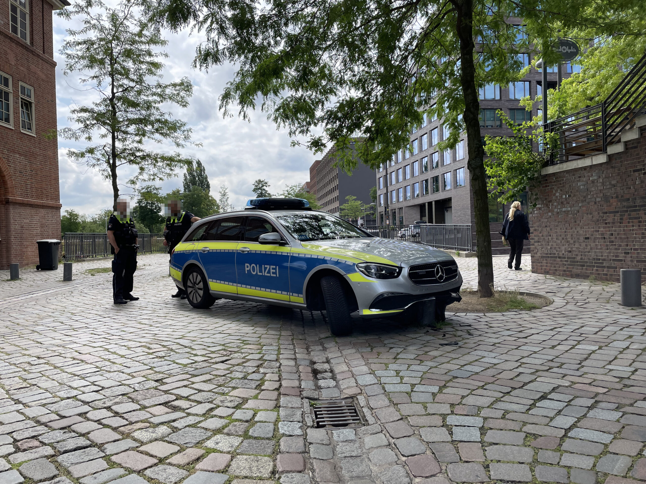 Bei einem Einsatz ist ein Polizeiwagen gegen einen Poller geknallt.