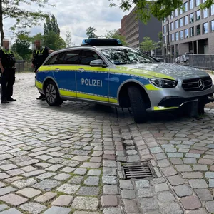 Bei einem Einsatz ist ein Polizeiwagen gegen einen Poller geknallt.