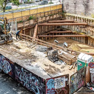 Die aufwendig abgestützte Baugrube der Dauerbaustelle an der Ecke Hein-Hoyer-Straße/Reeperbahn.