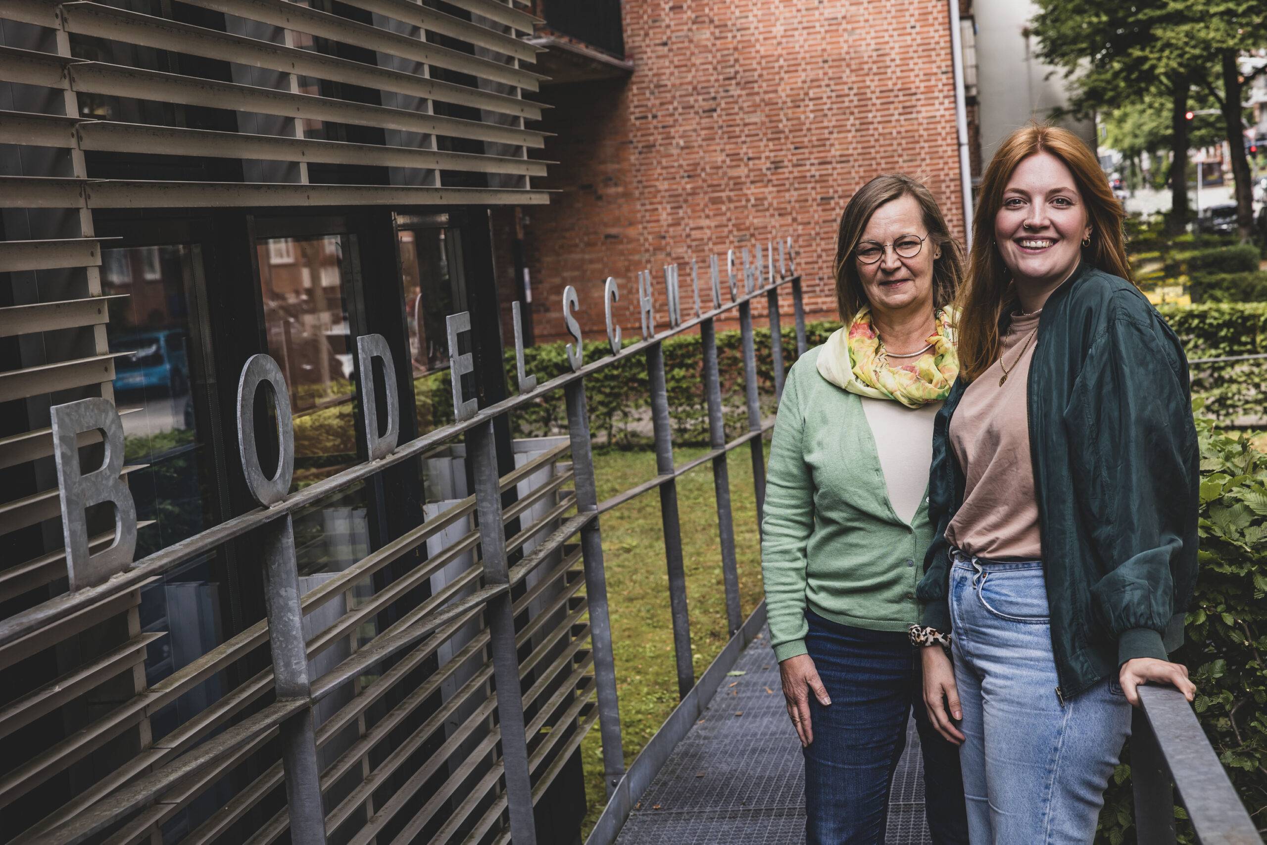 Katharina Thieme (l.) und Jule Lanfer stehen vor dem Bodelschwingh-Haus in Barmbek-Süd.