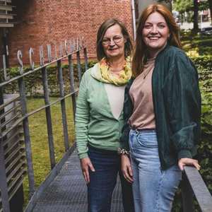 Katharina Thieme (l.) und Jule Lanfer stehen vor dem Bodelschwingh-Haus in Barmbek-Süd.