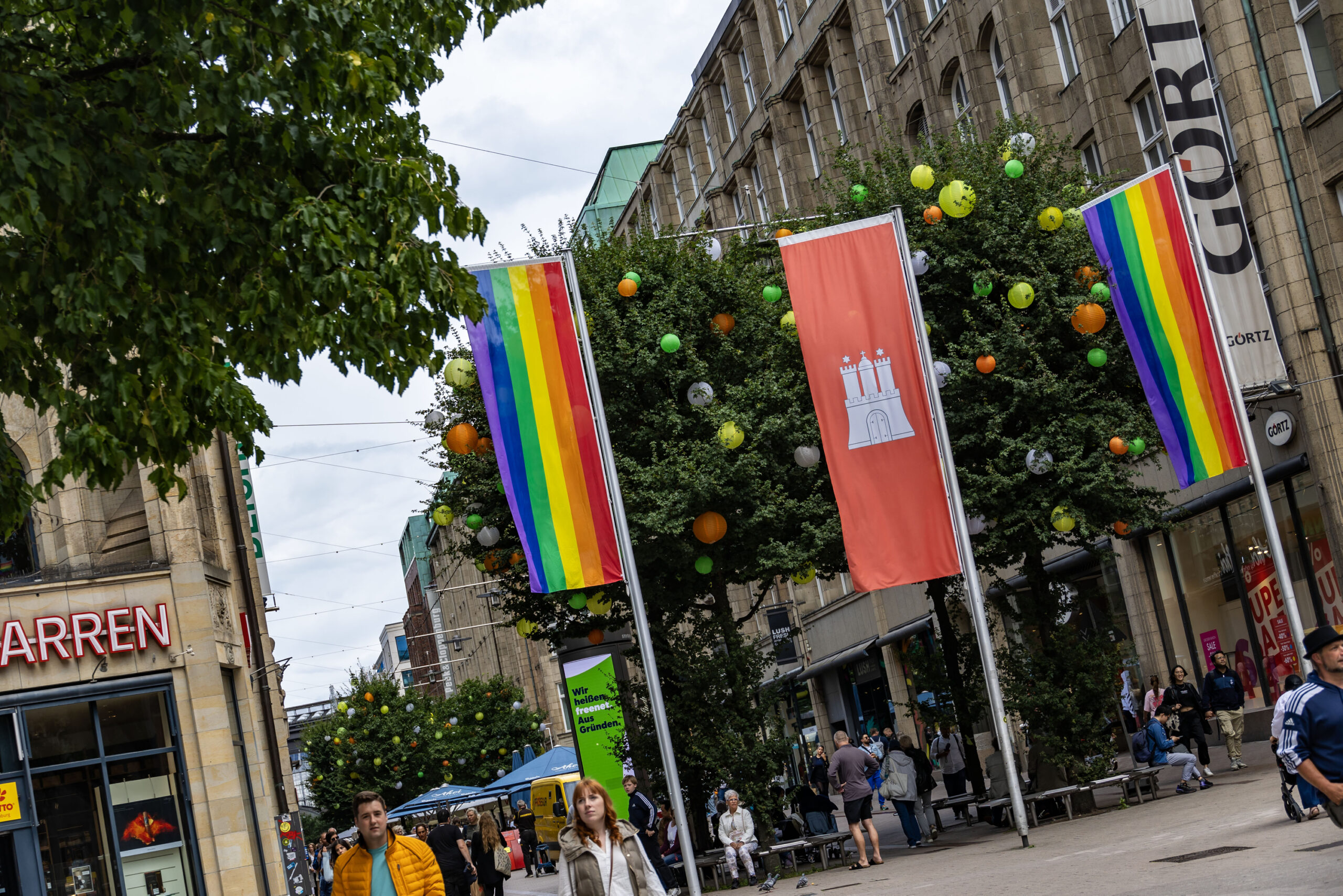 Regenbogenflagge in der Hamburger City