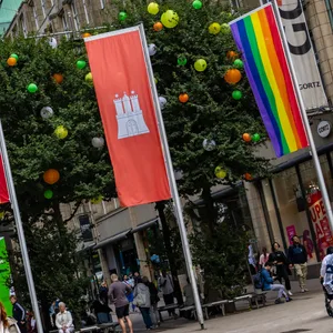 Regenbogenflagge in der Hamburger City