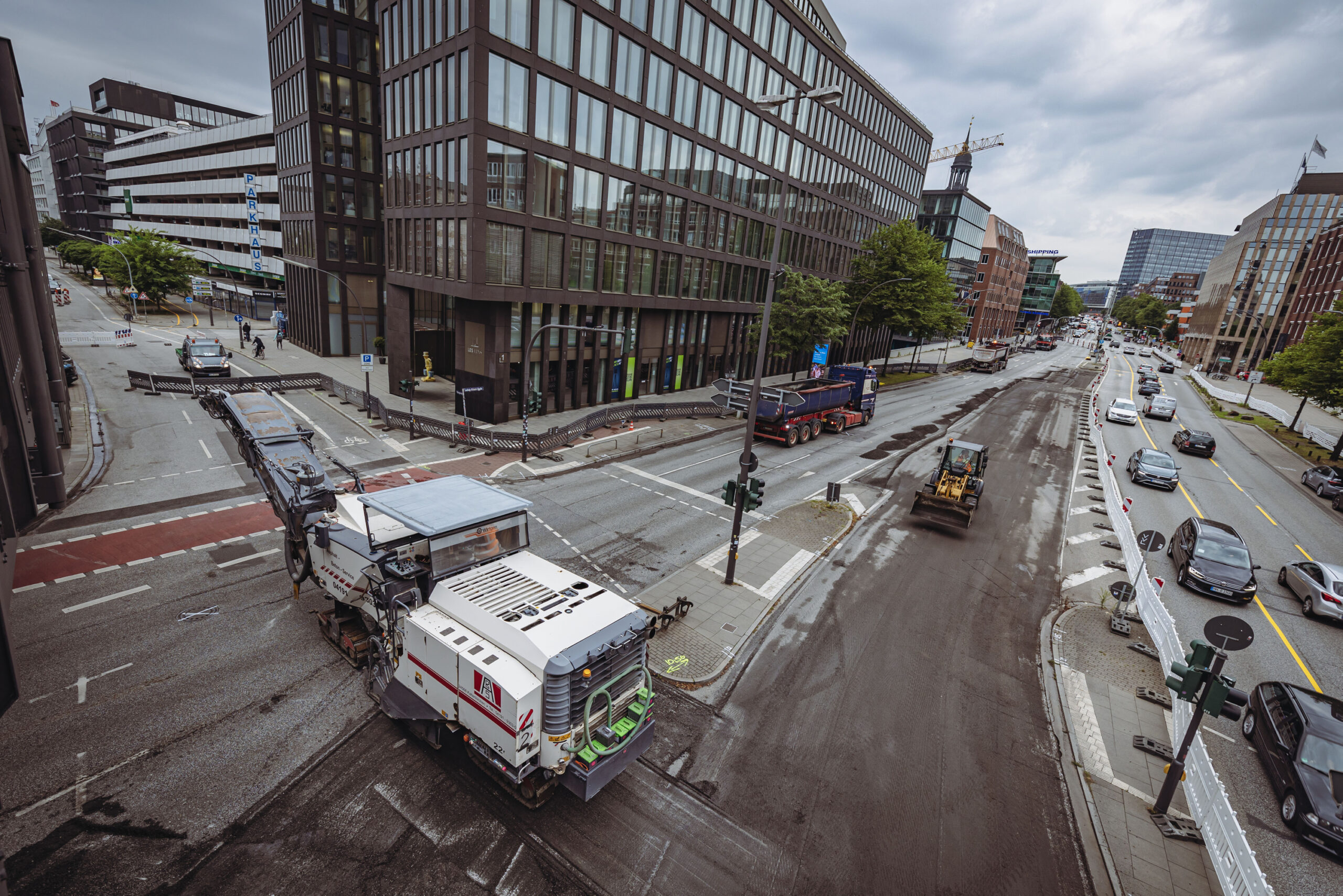 Auf der Willy-Brandt-Straße in der Hamburger Altstadt haben die Bauarbeiten auf der Fahrbahn begonnen.