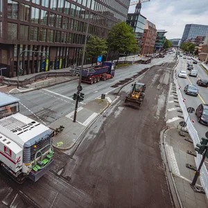 Auf der Willy-Brandt-Straße in der Hamburger Altstadt haben die Bauarbeiten auf der Fahrbahn begonnen.