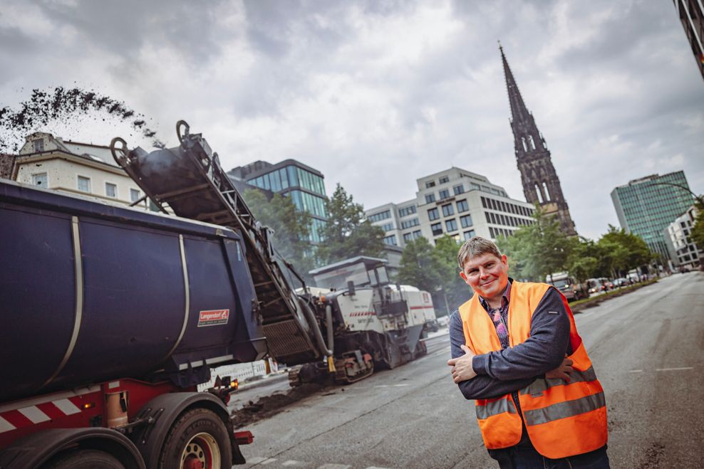 Jens Burmann (51) ist Fachbereitsleiter beim LSBG und koordiniert die Baustelle an der Willy-Brandt-Straße.