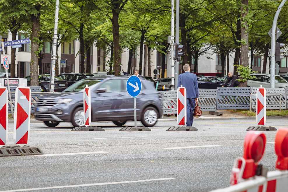Einige Fußgänger versuchten, ohne Ampel über die Willy-Brandt-Straße zu kommen.