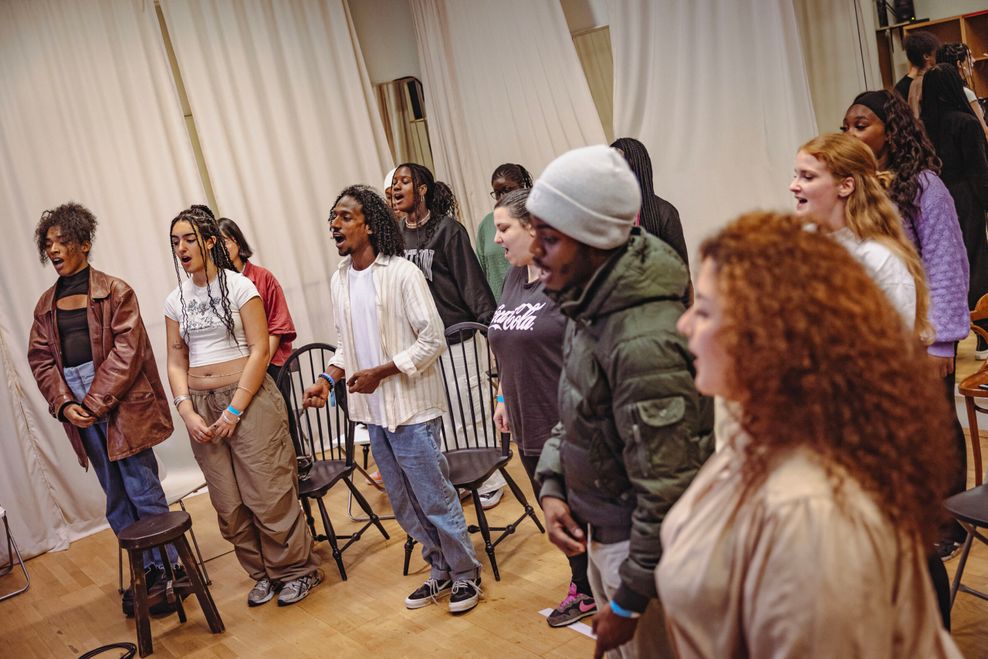 Musical-Darsteller müssen singen, tanzen und schauspielern können – hier sind die Jugendlichen im Vocal-Coaching.