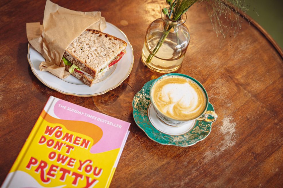 Zum Buch gibt's zum Beispiel Sandwiches und Cappuccino.