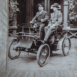Besitzer Hermann van Dieck (l.) und Fotograf Emil Puls 1901 vor dem Lokal „Brauerei Bahrenfeld“ im „Benz Motorwagen“