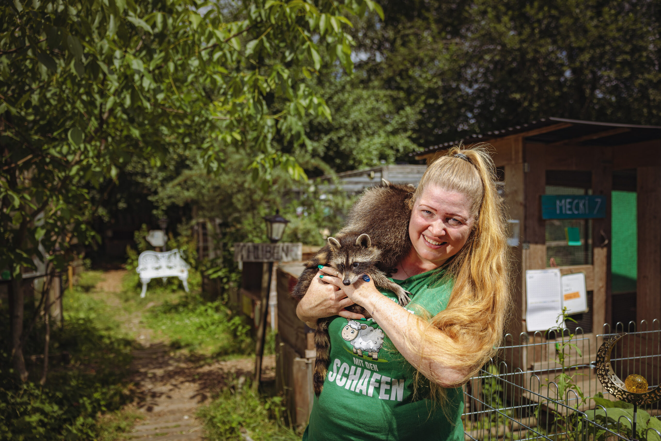 Vanessa Haloui, Vorsitzende des Vereins Looki, hat einen Waschbären auf dem Arm