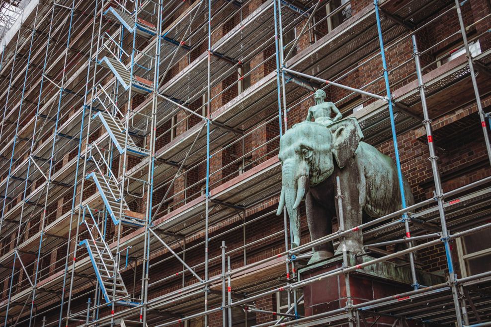 Skulptur an der Fassade, Baugerüst