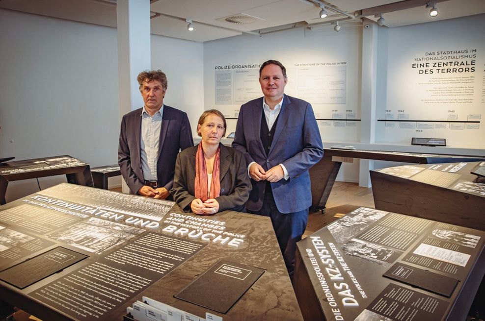 Wiedereröffnung des umgebauten Geschichtsorts im Stadthaus: Prof. Oliver von Wrochem (l.) ist Chef der Stiftung Hamburger Gedenkstätten und Lernorte, Alyn Beßmann leitet den Geschichtsort, Carsten Brosda (SPD) ist Kultursenator.