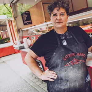 Bäckerin Zahide Erciyes (52) vor ihrem Marktstand