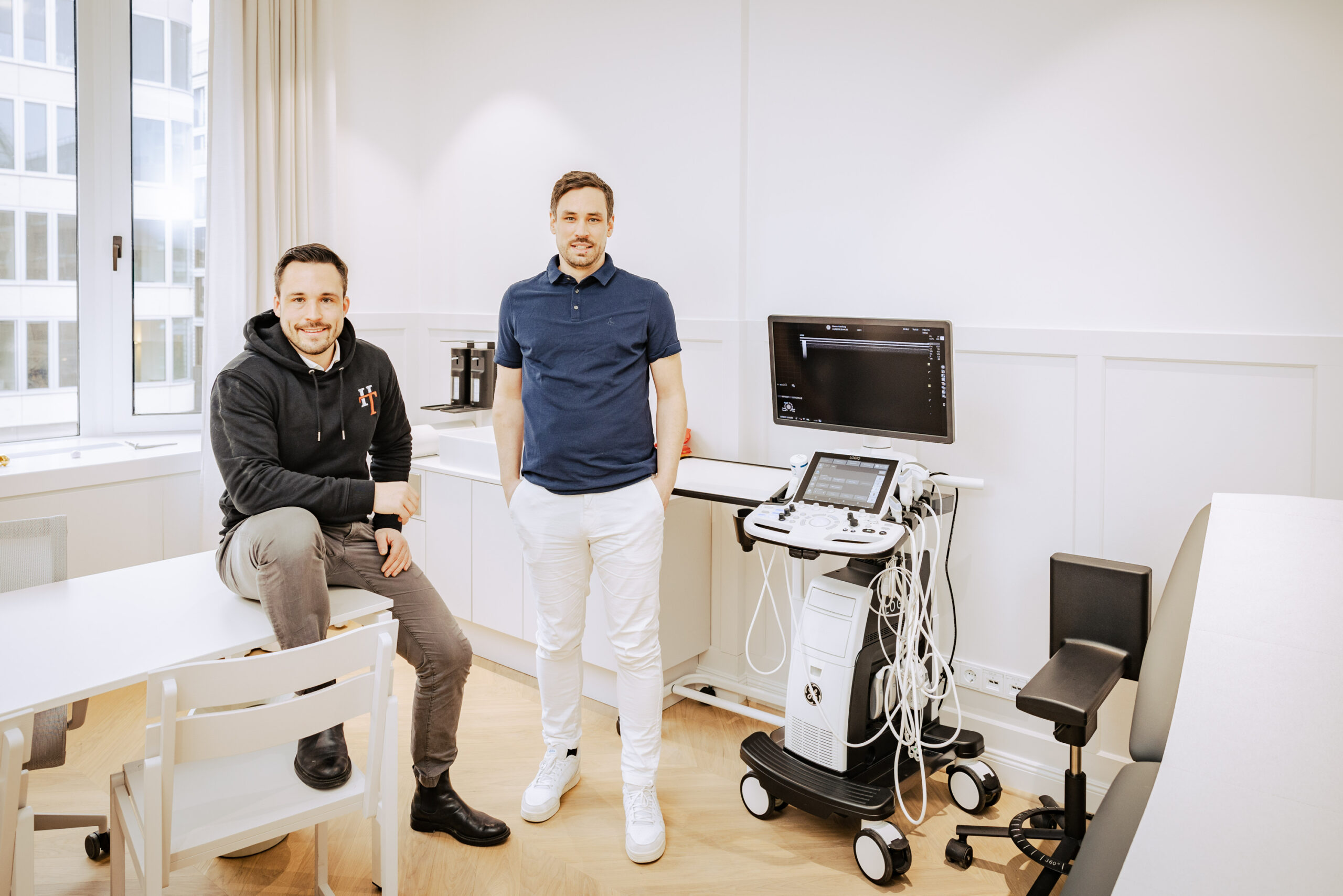 Physiotherapeut Daniel Wieland (33,l.) und Arzt Dr. Markus Corterier (38) in einem Behandlungszimmer.