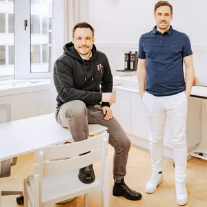 Physiotherapeut Daniel Wieland (33,l.) und Arzt Dr. Markus Corterier (38) in einem Behandlungszimmer.