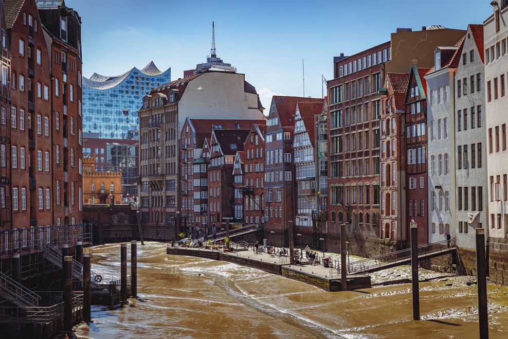 Die historischen Häuser an der Deichstraße geben einen Eindruck vom alten Hamburg.