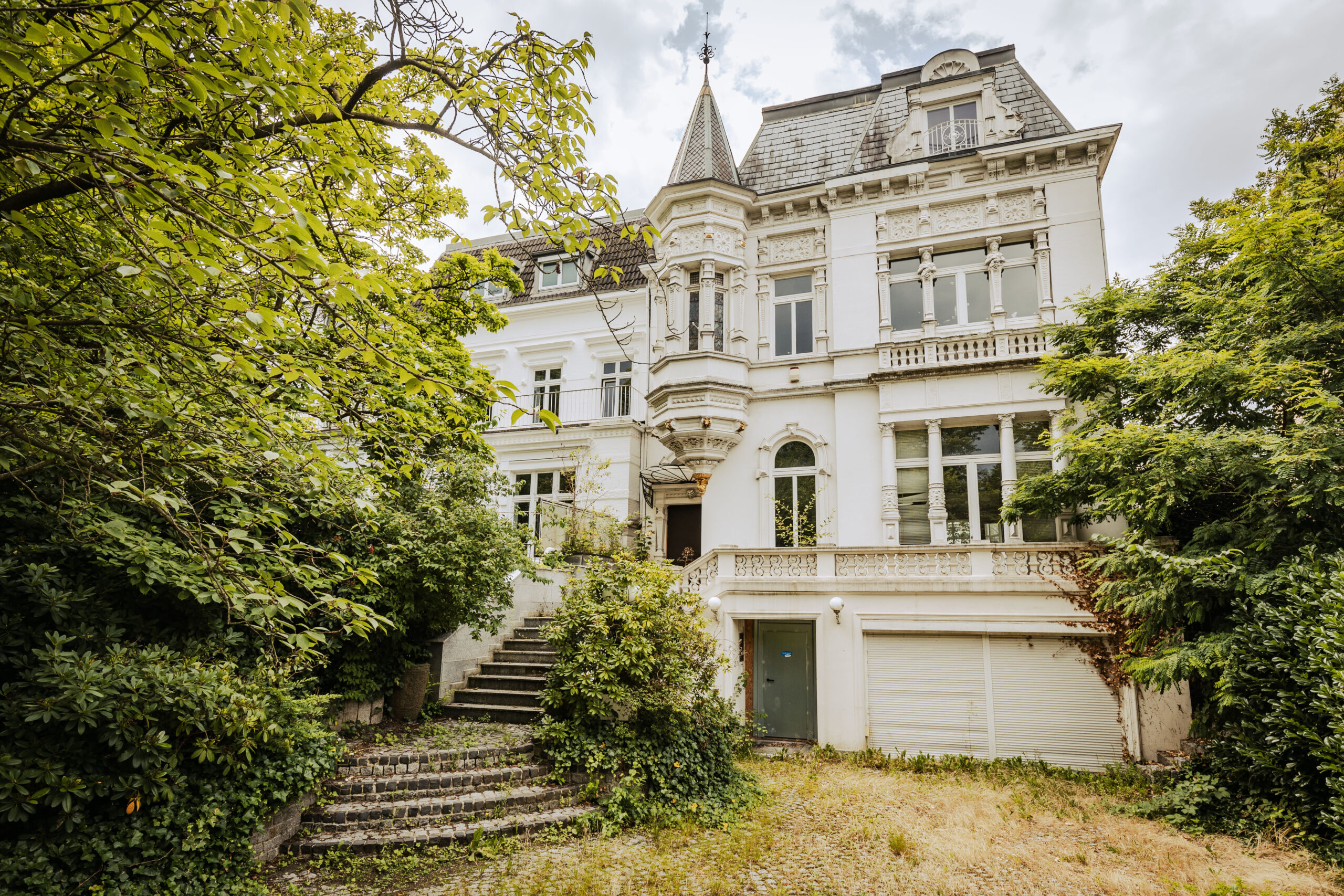 Die verlassene Türmchen-Villa am Mittelweg 55 soll ein Ballett-Museum werden.