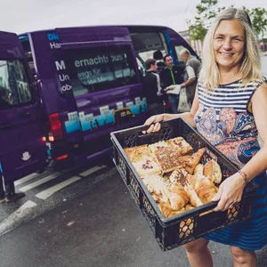 Projektleiterin Sonja Norgall (49) ist mit dem Mitternachtsbus in der Innenstadt unterwegs, um Obdachlosen zu helfen.