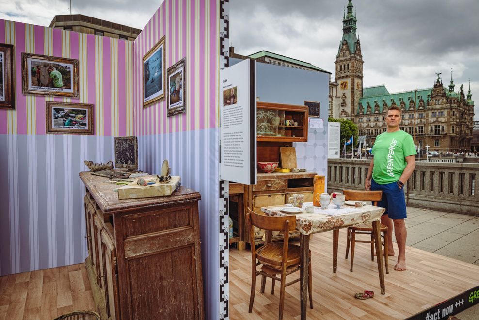 Greenpeace-Sprecher Thilo Maack steht in der Installation.