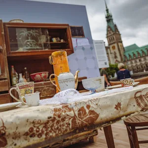 Mit einer „Mahnmal-Wohnung” hat Greenpeace beim Jungfernstieg für mehr Klimaschutz protestiert.
