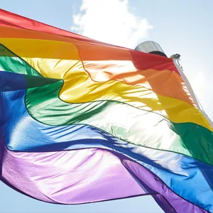 Eine Regenbogenflagge im Wind