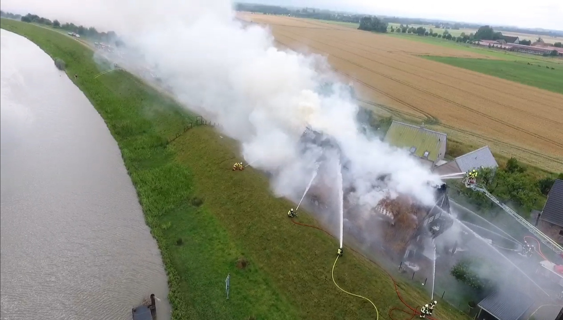 Auch die Anwohner der umliegenden Gemeinden wurden vor dem Brand in Moorrege gewarnt: Wegen des Rauchs solle man Fenster und Türen geschlossen halten.