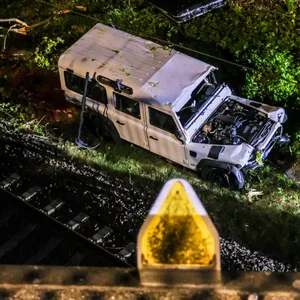 Der völlig demolierte Landrover.