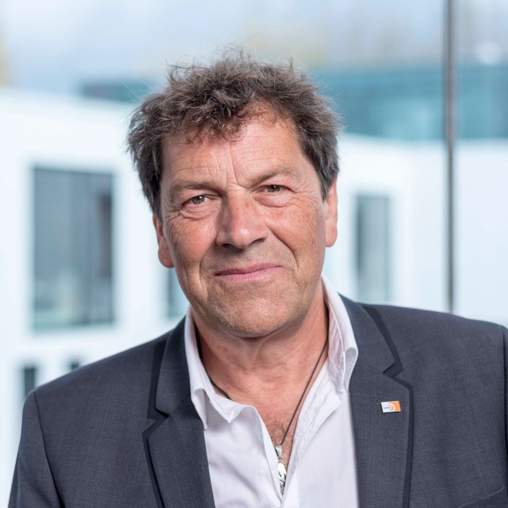 Bernhard Weyres-Borchert (67): Bernhard Weyres-Borchert (67) ist überzeugter Fan von Sonnen-Energie: Seit zehn Jahren hat der Meteorologe eine Photovoltaikanlage auf dem Dach, eine Solarthermie-Anlage für Wärme sogar schon 15 Jahre. „Wir duschen im Sommer nur über die Sonne”, schwärmt er. „Das ist so viel emotionale Rendite! Für mich haben sich die Anlagen von der ersten Sekunde an gelohnt.“ So hat er die Leidenschaft zum Beruf gemacht und ist neben der Arbeit für das Solarzentrum Hamburg auch Solarfachberater bei der Verbraucherzentrale.