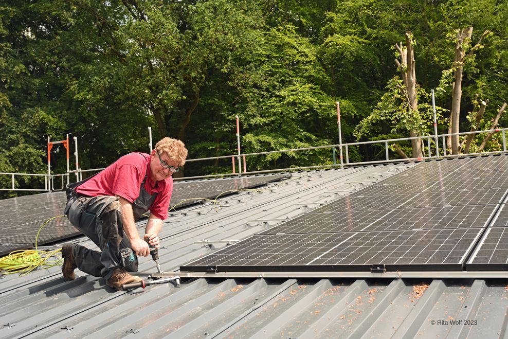 Dietmar Kuhlmann (59): Wochenlang auf die Handwerker warten, bis endlich die Solaranlage auf dem Dach fertig wird? Das muss Dietmar Kuhlmann (59) aus Lokstedt nicht – der ehemalige Lehrer montiert sie kurzerhand selbst. Wie schon bei seinem Nachbarn und jetzt bei dem Haus seiner Tochter in Lüneburg. Die Module aus deutscher oder europäischer Produktion bekommt er über den Verein SoliSolar. „Man spart so erheblich, weil man keine Montagekosten hat“, sagt er der MOPO. So amortisiert sich die Anlage auch schneller. Aber Achtung: Am Schluss muss ein Elektriker die Anlage abnehmen, bevor sie in Betrieb gehen darf.