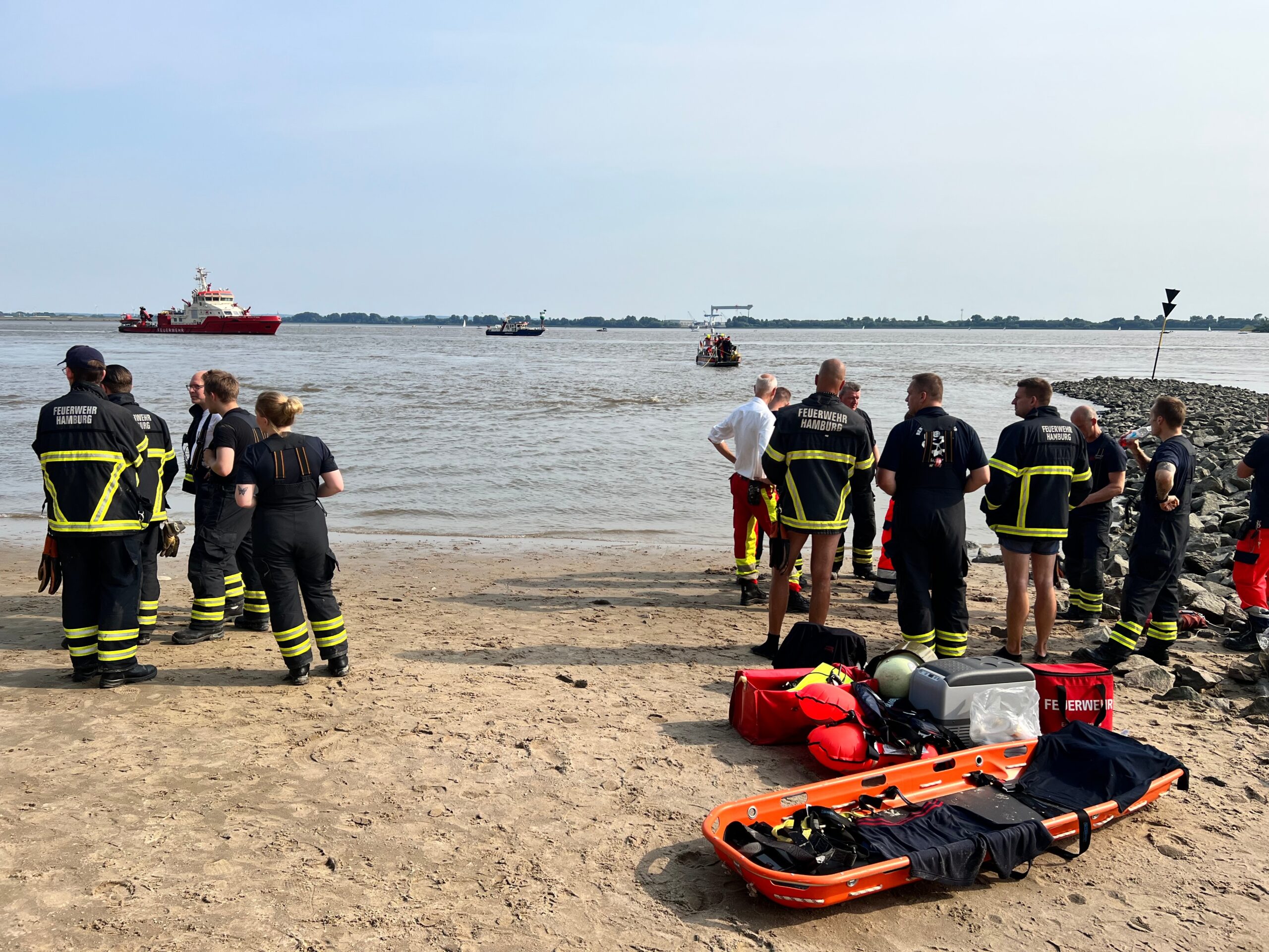 Die Feuerwehr sucht seit Stunden nach dem Jungen.