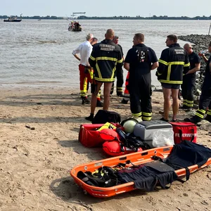 Die Feuerwehr sucht seit Stunden nach dem Jungen.