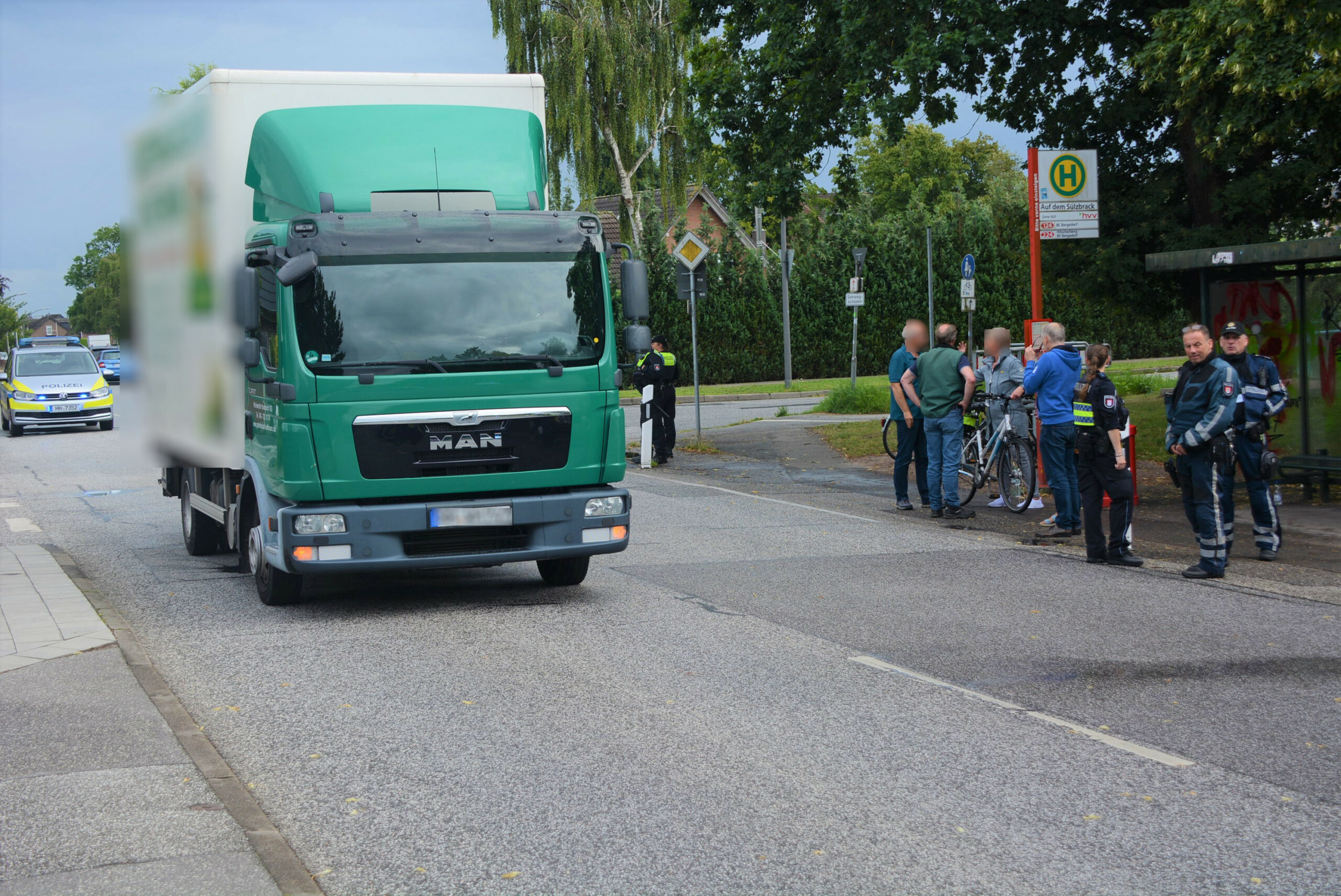 Die Unfallstelle in Hamburg-Kirchwerder: Der Junge wollte die Straße überqueren und wurde von dem LKW erfasst.