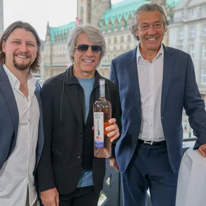 Sie stellten den Roséwein „Hampton Water“ vor: Jesse Bongiovi (v.l.), Jon Bon Jovi und Star-Winzer Gérard Bertrand.