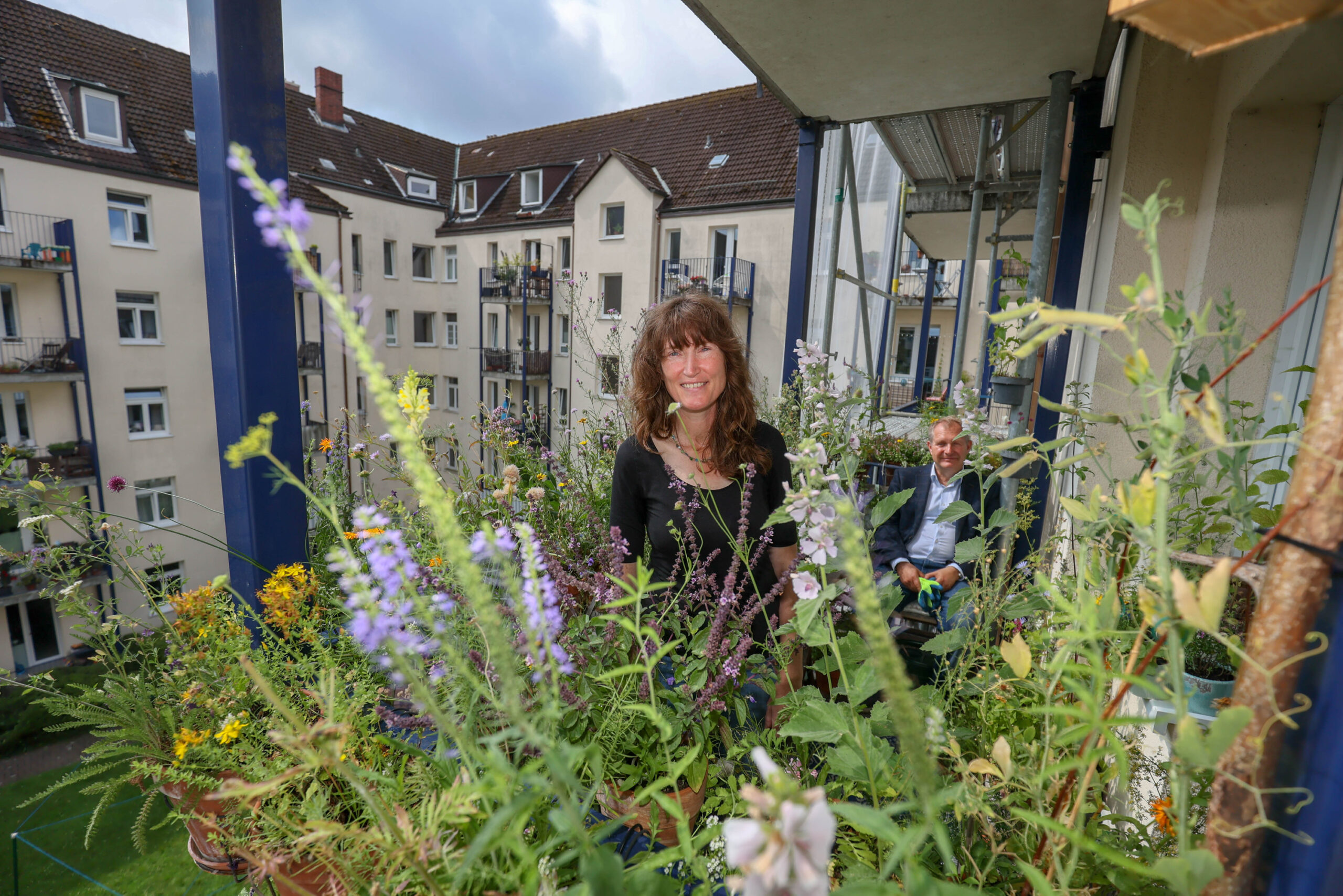 Steffi Binder und Senator Kerstan auf einem Balkon