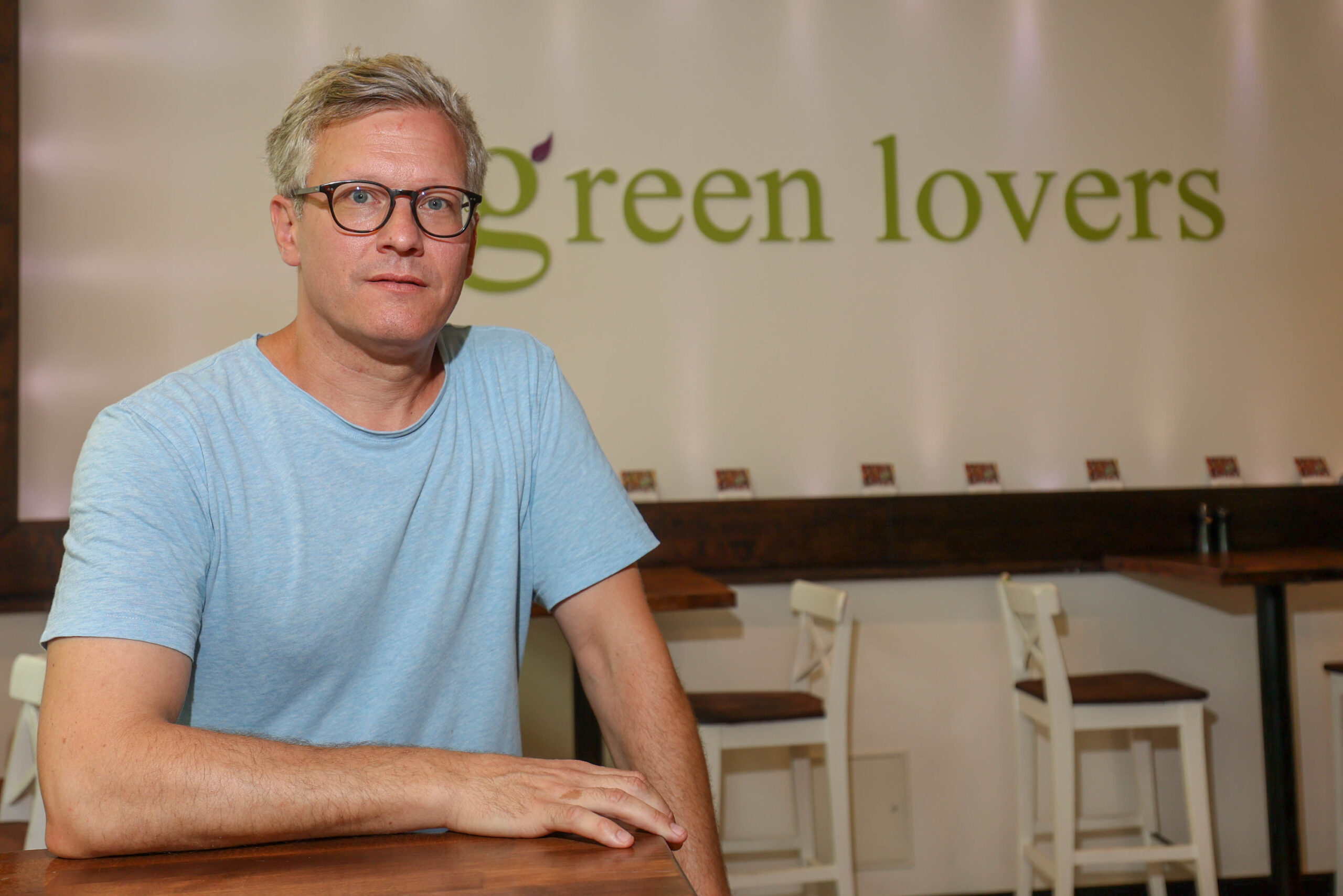 Stephan Meinecke (46), Inhaber der Salat-Bars „Green Lovers“: Er versucht, das Bargeld in seinen Restaurants abzuschaffen – bisher ohne Erfolg.