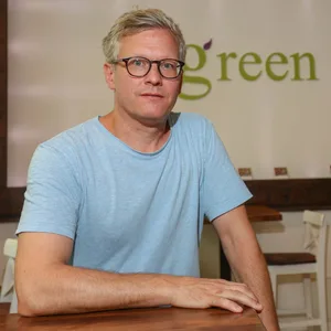Stephan Meinecke (46), Inhaber der Salat-Bars „Green Lovers“: Er versucht, das Bargeld in seinen Restaurants abzuschaffen – bisher ohne Erfolg.