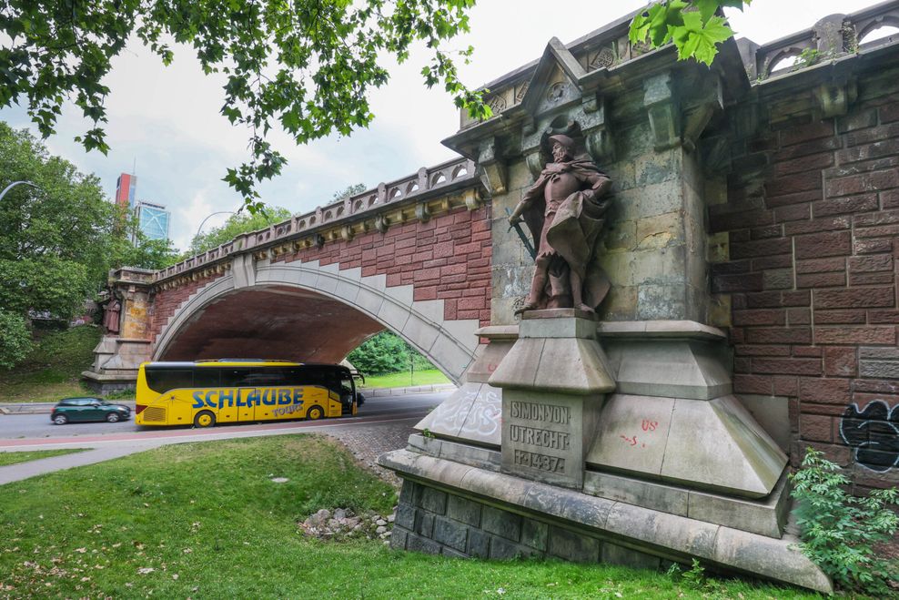 An den Sockeln der Kersten-Miles-Brücke wird Hamburger Seeleuten gedacht, die einst sogar Klaus Störtebeker gejagt haben sollen.