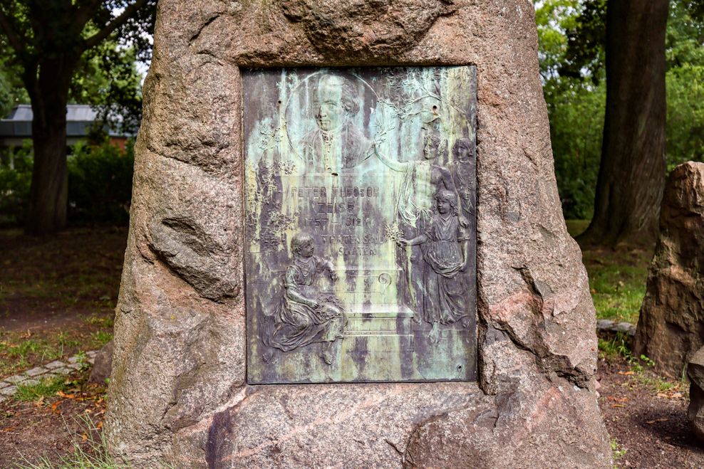 Im Schleepark gibt es noch verwitterte Grabsteine von alteingesessenen Altonaer Familien. Viel Spaß beim Entziffern!