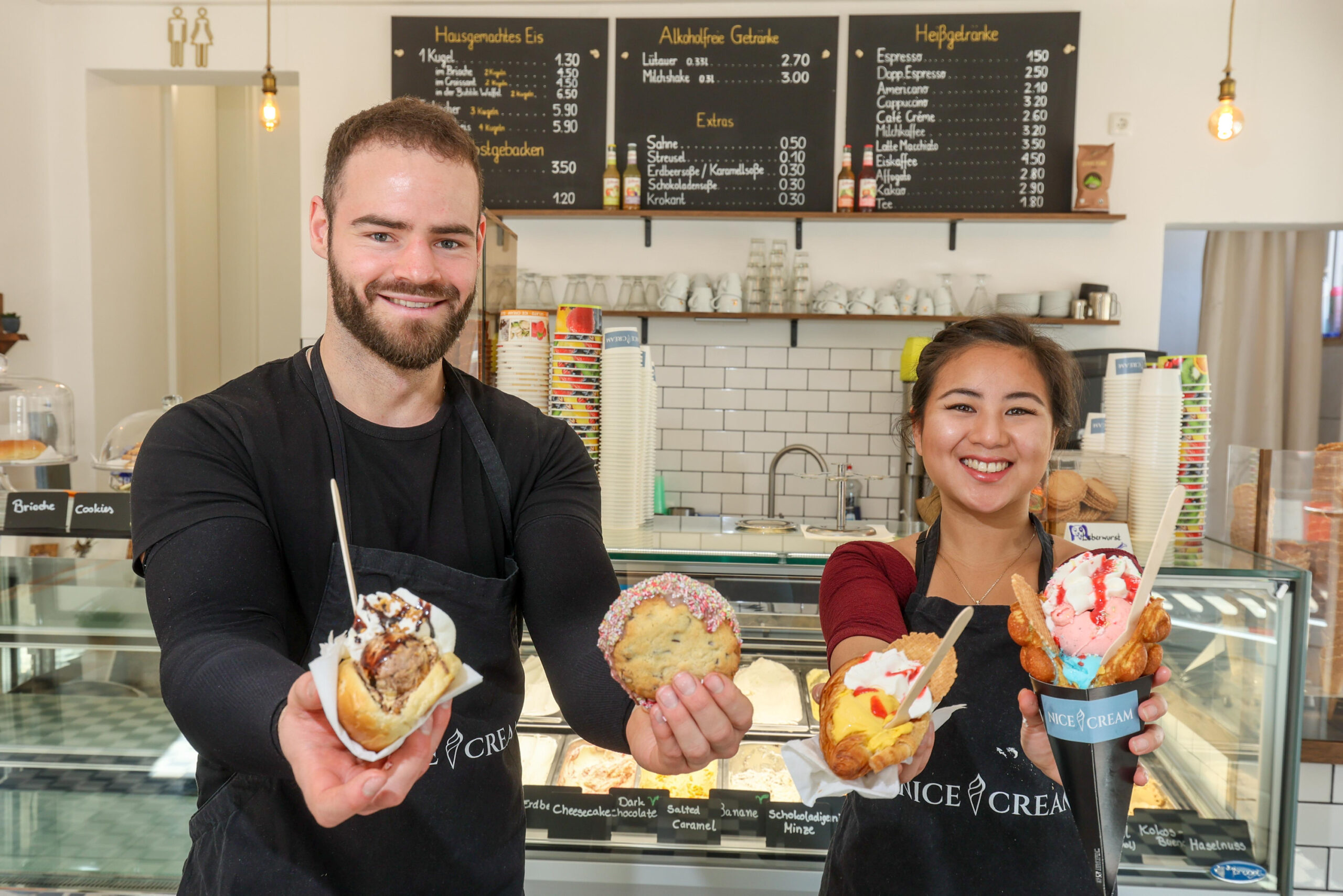 DIe Inhaber von „Nice Cream“ mit ihren Eiskreationen wie Eis-Sandwiches oder Eis im Croissant in der Hand