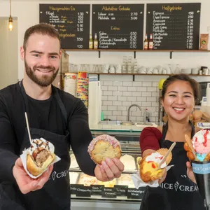 DIe Inhaber von „Nice Cream“ mit ihren Eiskreationen wie Eis-Sandwiches oder Eis im Croissant in der Hand