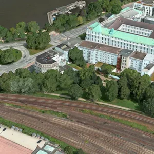 Im Grünstreifen bei den Gleisen, unweit der Alster, wurde die 30-Jährige gefunden.